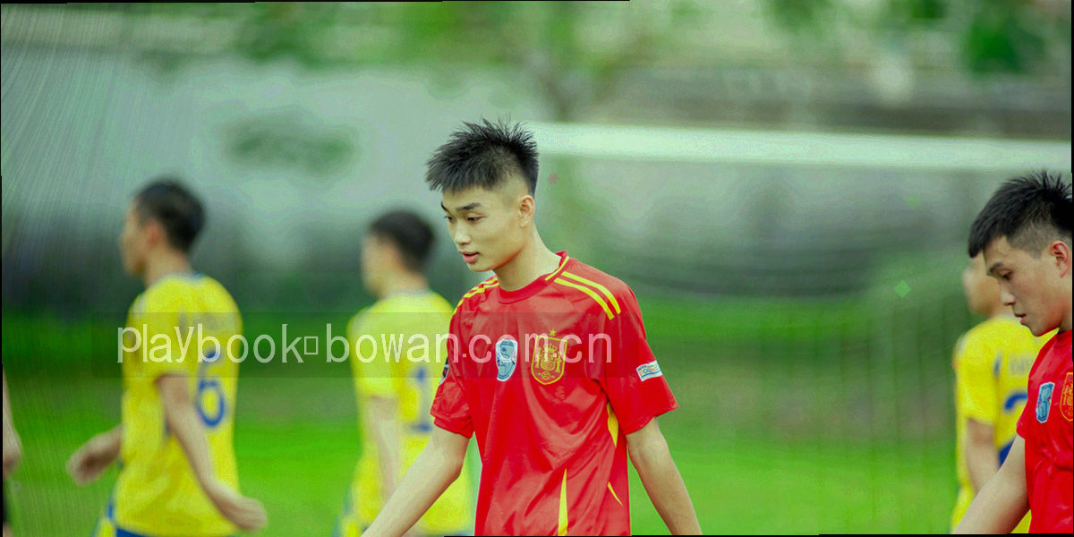 深墨绿与炭黑背景上的精密网格、锁形几何与荧光线条组成的抽象数据保护图形